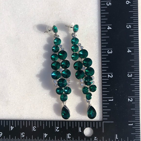 Beautiful vibrant emerald green earrings 4 inch drop - Picture 2 of 10
